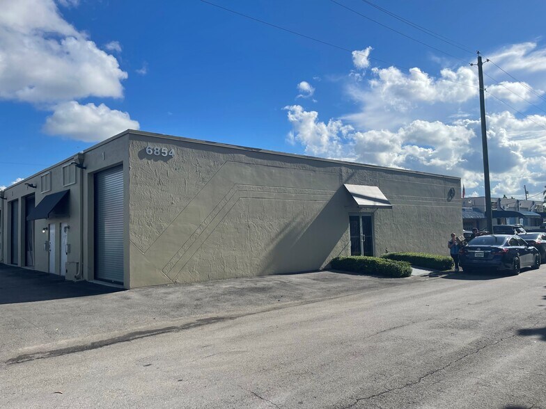 More Photos Of 6854 NW 75th St, Medley Warehouse For Lease