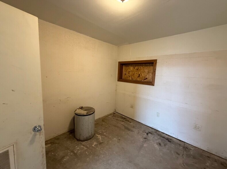 More Photos Of 103 Leonard St S, West Salem Freestanding For Lease