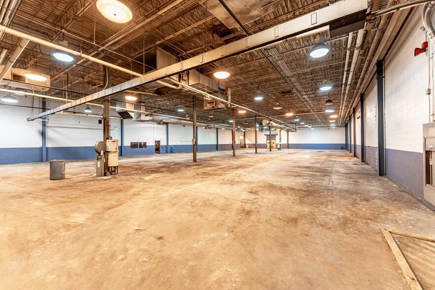 More Photos Of 200 Universal Dr, Centerville Distribution For Lease