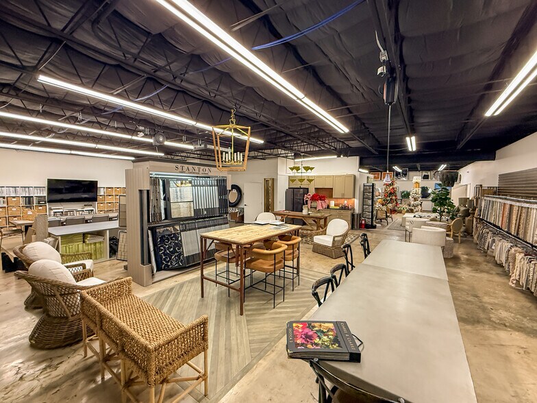 More Photos Of 12131-12137 Valliant St, San Antonio Showroom For Sale