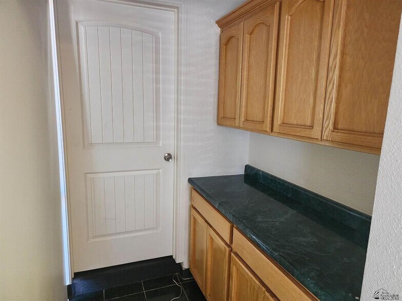 More Photos Of 877 W 8th St, Yuma Auto Dealership For Sale
