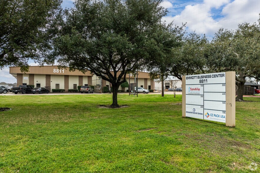 More Photos Of 8807-8815 Emmott Rd, Houston Unknown For Lease