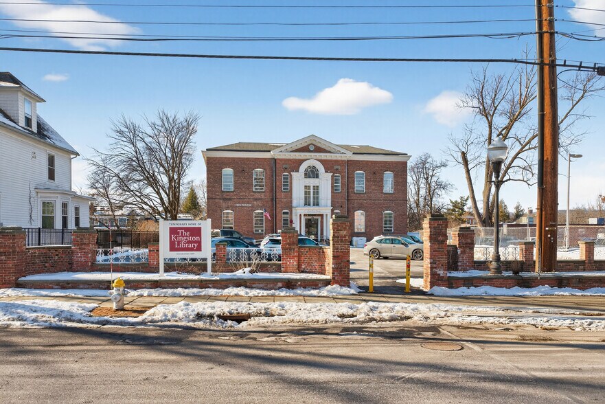 More Photos Of 61 Crown St, Kingston Office For Lease