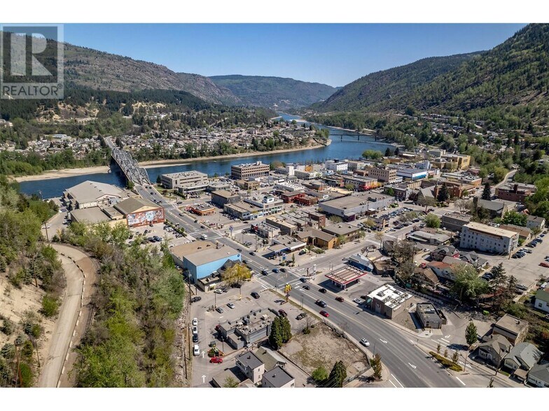 More Photos Of 1163 Cedar Av, Trail Storefront Retail Office For Sale