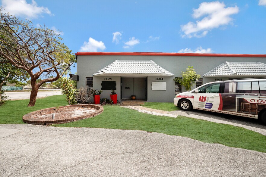 More Photos Of 1500-1536 S Dixie Hwy, Pompano Beach Showroom For Lease