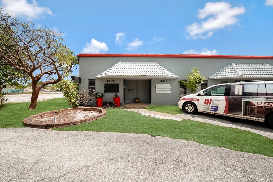 More Photos Of 1500-1536 S Dixie Hwy, Pompano Beach Showroom For Lease