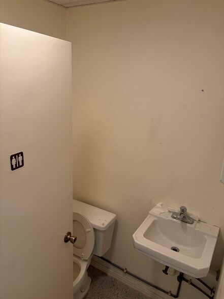 More Photos Of 12165 Metro Pky, Fort Myers Light Manufacturing For Sale