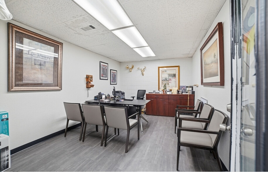 More Photos Of 2908 11th St, Dallas Office For Sale