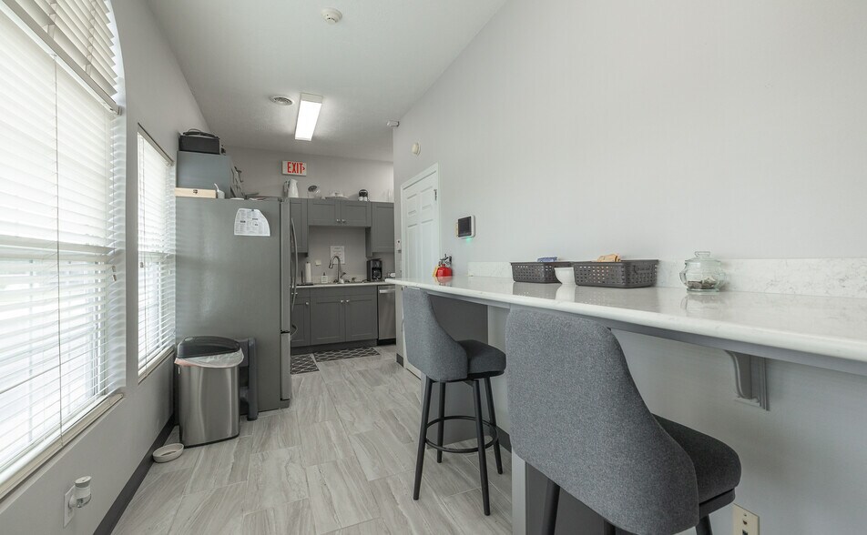 More Photos Of 575 Marshall Dr, Saint Robert Office For Sale