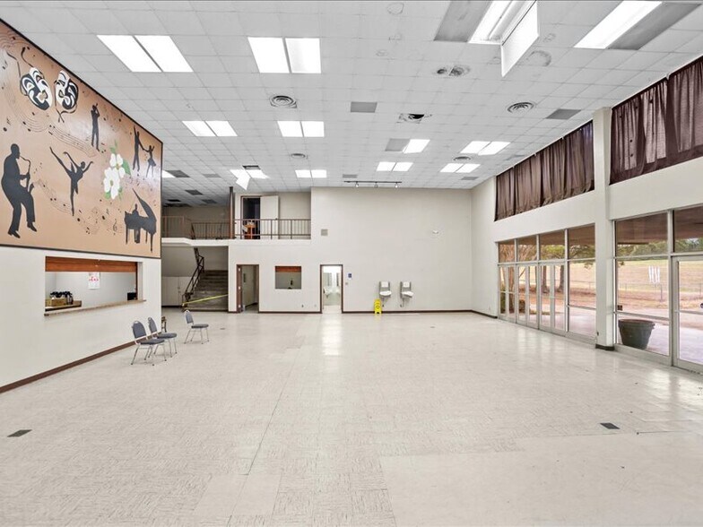 More Photos Of 1819 Spring St, Palestine Specialty For Sale