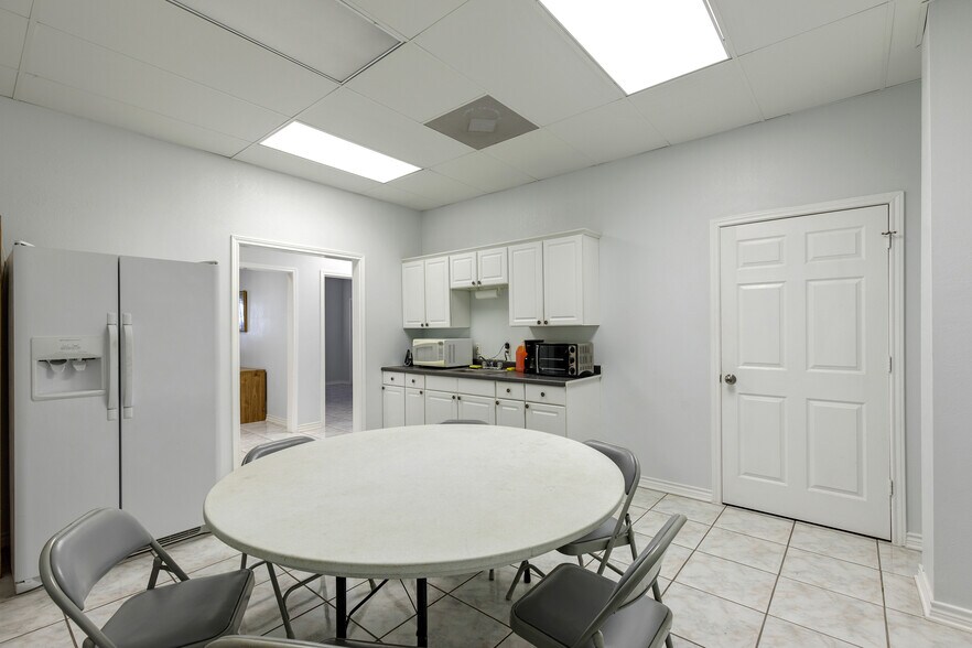 More Photos Of 11321 Neeshaw Dr, Houston Office For Sale