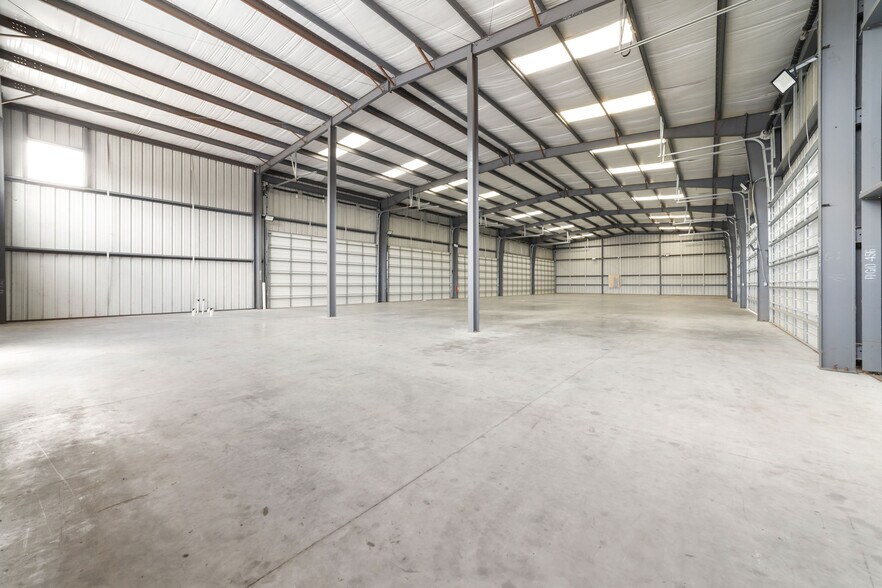 More Photos Of 6631 N Sam Houston Pky W, Houston Warehouse For Lease