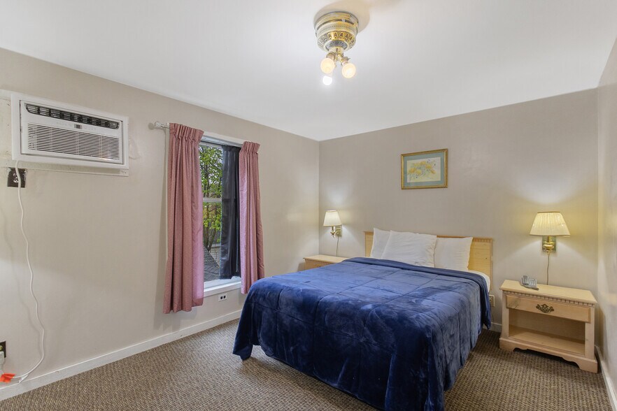 More Photos Of 180 E 10th St, Oswego Hotel For Sale
