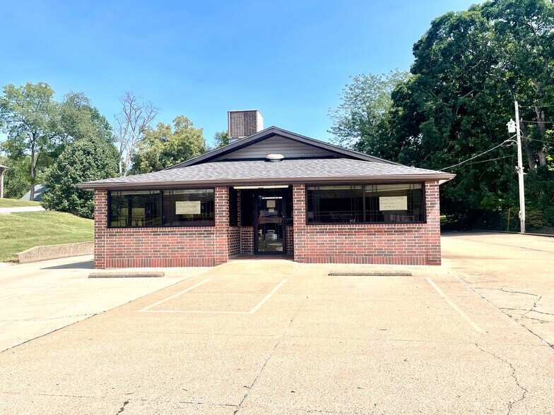 More Photos Of 924 N Main St, Mountain Grove Restaurant For Sale