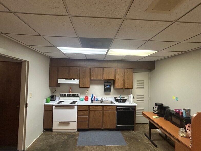 More Photos Of 801 N 22nd Ave, Humboldt Bank For Lease