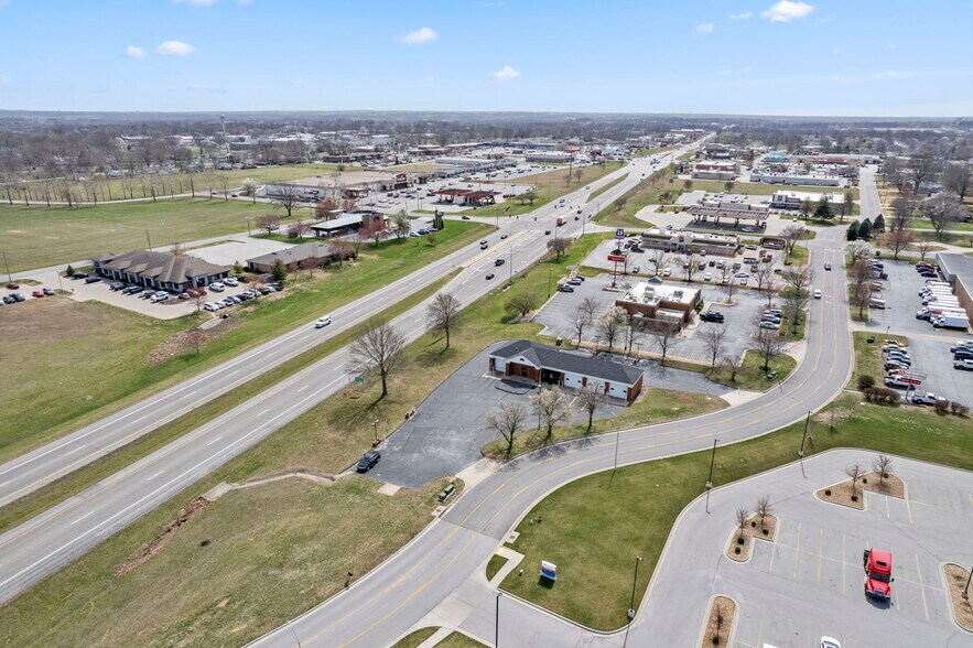 More Photos Of 418 N Old Wilderness Rd, Nixa Flex For Sale