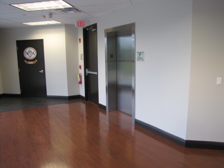 More Photos Of 435 Commercial Ct, Venice Medical For Lease