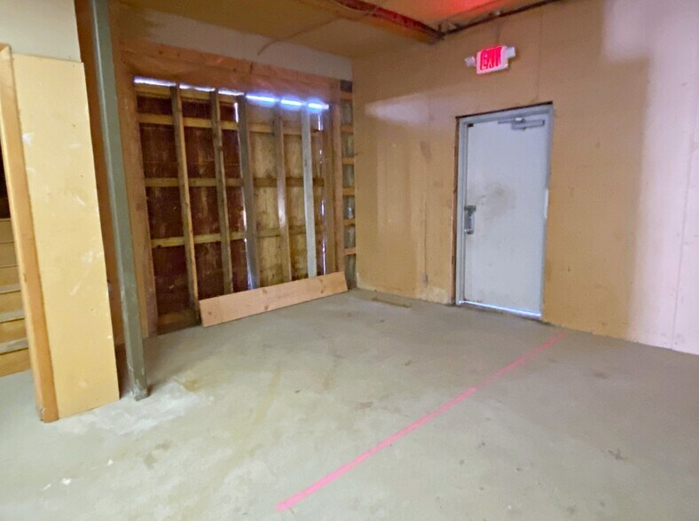 More Photos Of 35R Spencer St, Stoneham Industrial For Lease