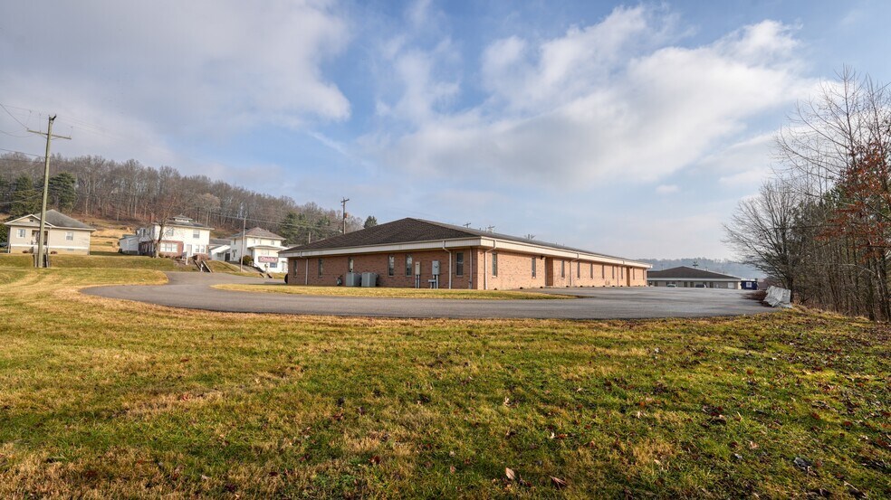 More Photos Of 2050 E Wheeling Ave, Cambridge Office For Lease