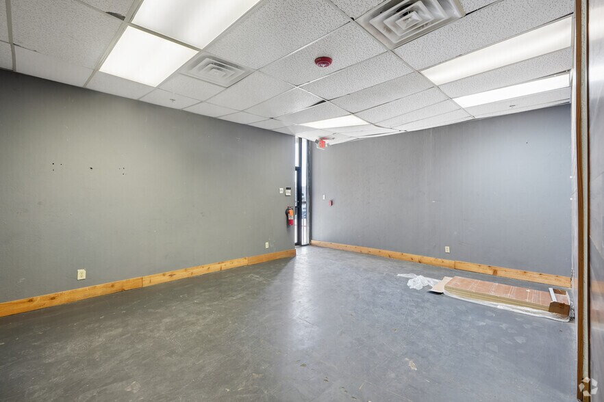 More Photos Of 1400 Summit Ave, Plano Showroom For Lease