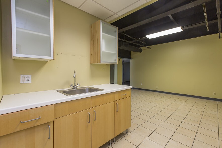 More Photos Of 3-7 N Christopher Columbus Blvd, Philadelphia Loft Creative Space For Lease