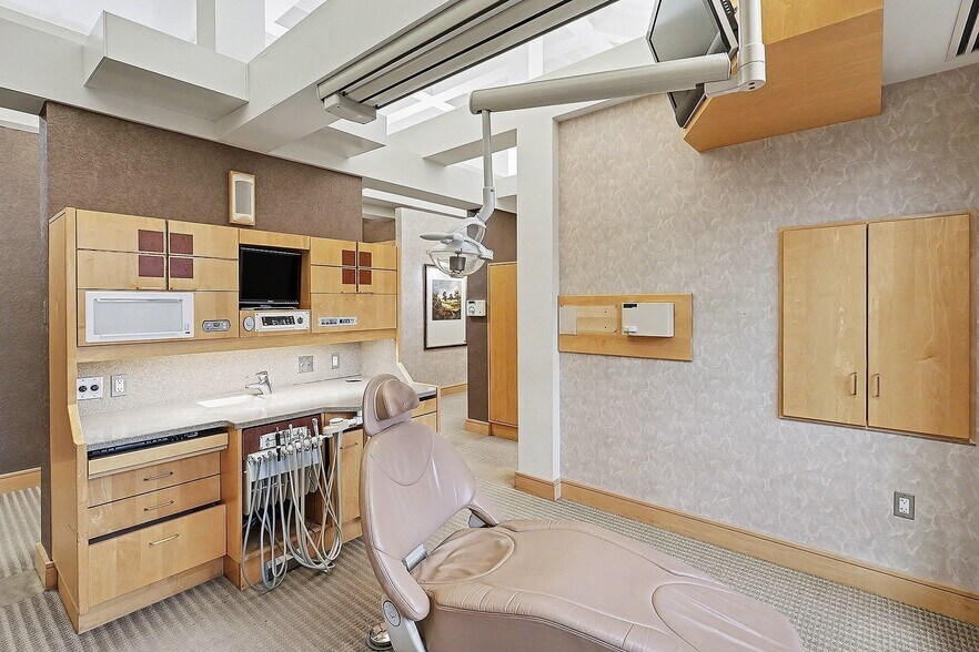 More Photos Of 15555 Silver Pky, Fenton Medical For Sale