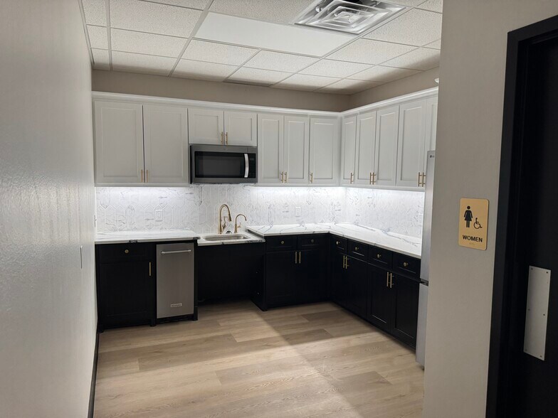 More Photos Of 808 W Indiana Ave, Midland Office For Sale