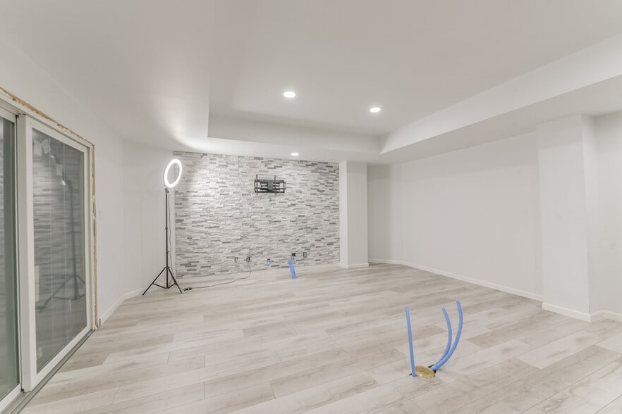 More Photos Of 1207 S Houston, Humble Warehouse For Sale