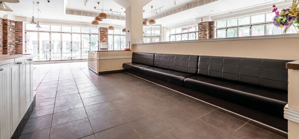More Photos Of 3600 Boul Saint-Laurent, Montréal Restaurant For Sale