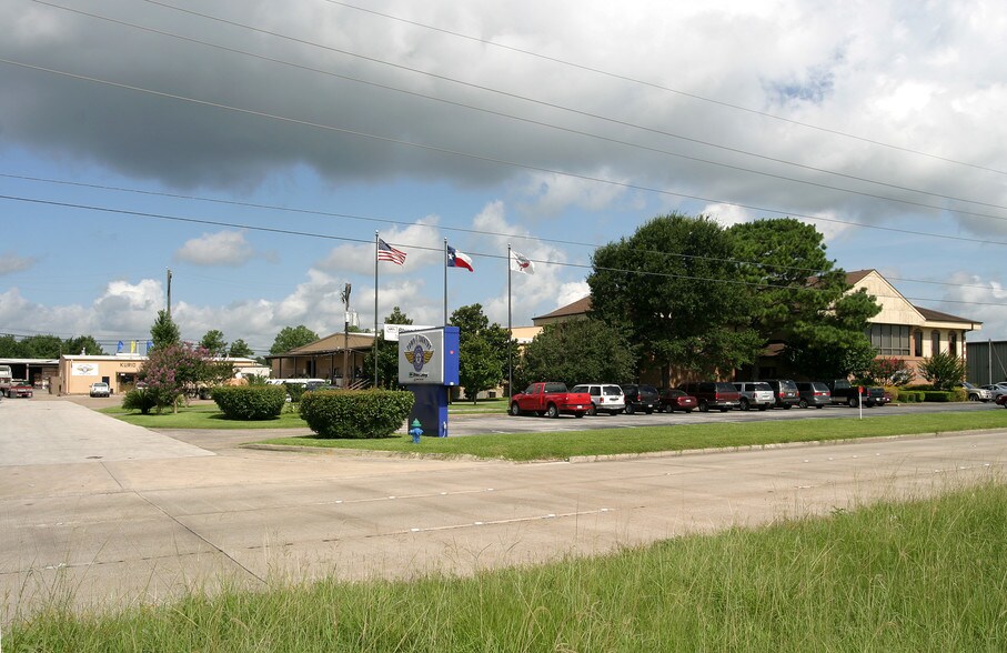 More Photos Of 1585 W Sam Houston Pky N, Houston Showroom For Lease
