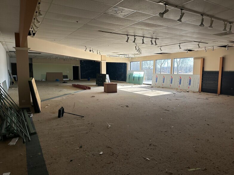 More Photos Of 301-373 W Golf Rd, Schaumburg Unknown For Lease