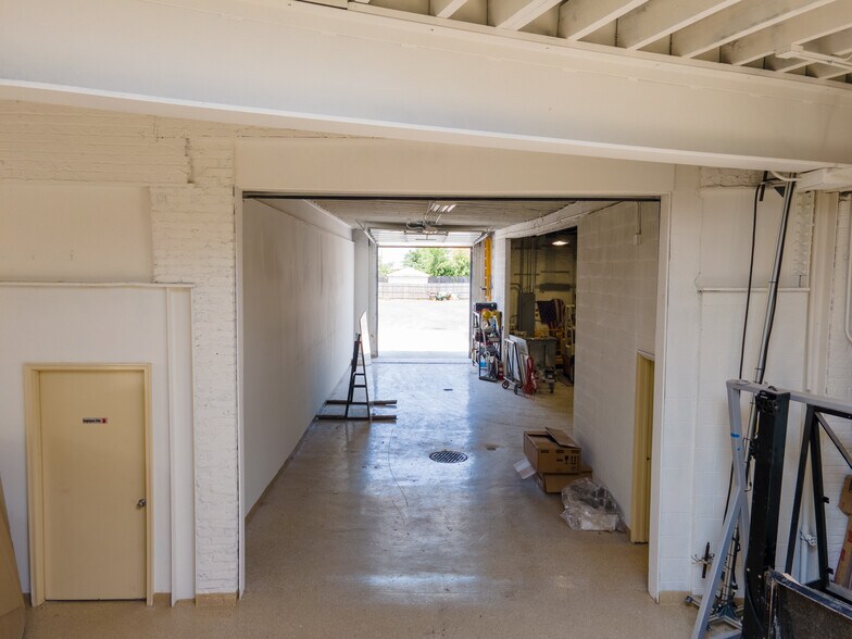 More Photos Of 1628 Rand Rd, Des Plaines Showroom For Sale