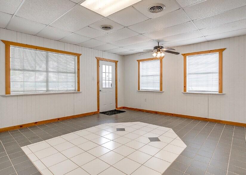 More Photos Of 4520 Keller Hicks Rd, Keller Self Storage For Lease