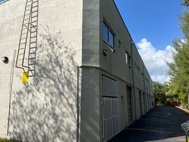 More Photos Of 2441 NW 93rd Ave, Miami Showroom For Sale