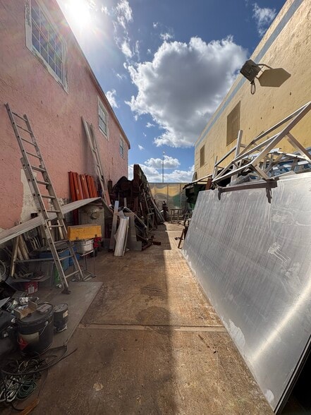 More Photos Of 3071 NW 54th St, Miami Warehouse For Sale