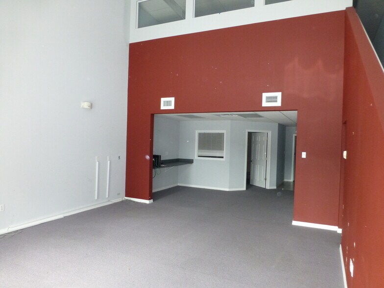 More Photos Of 1035 Collier Center Way, Naples Warehouse For Lease
