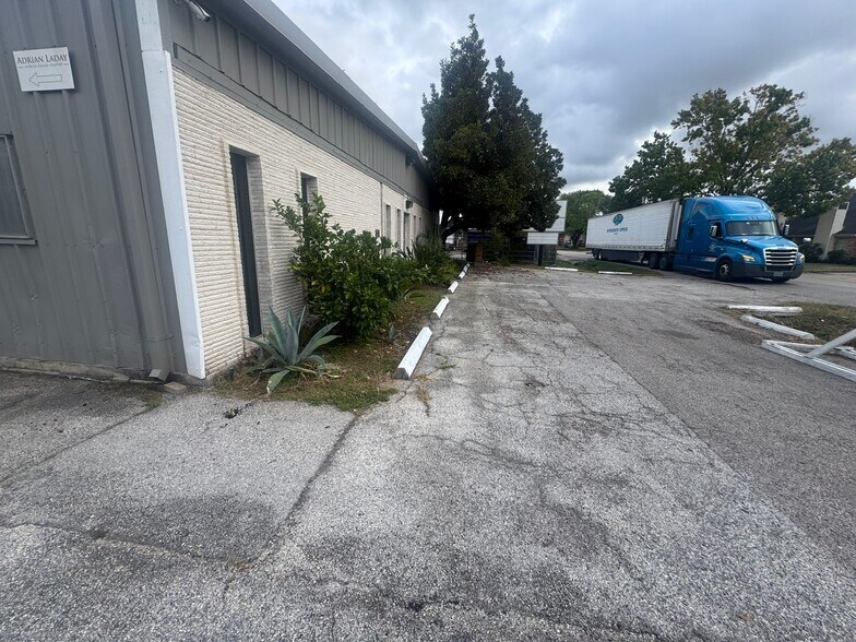 More Photos Of 6214 Beverly Hill St, Houston Office For Lease