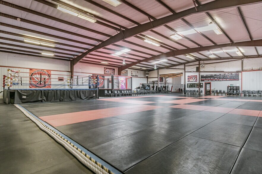 More Photos Of 5740 Canyon Dr, Amarillo Warehouse For Sale