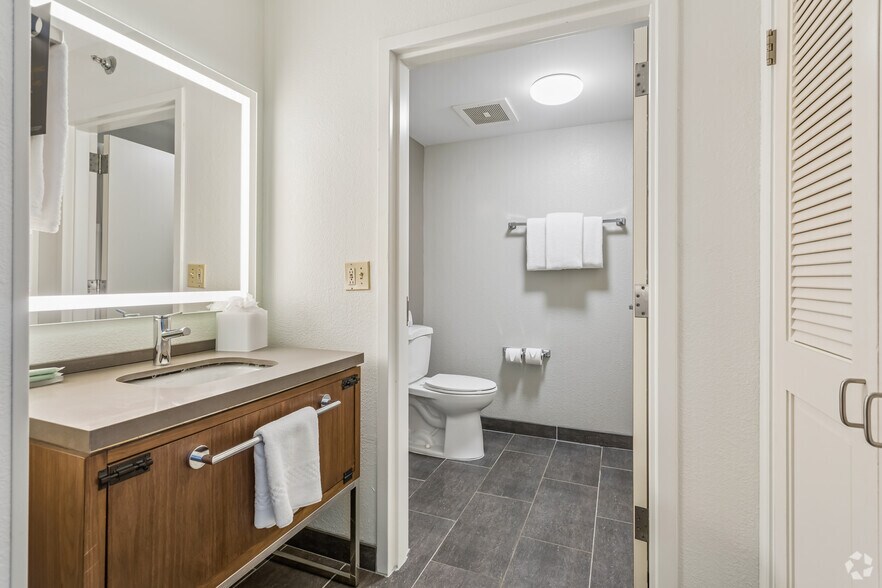 More Photos Of 3076 Kirby Pky, Memphis Hotel For Sale