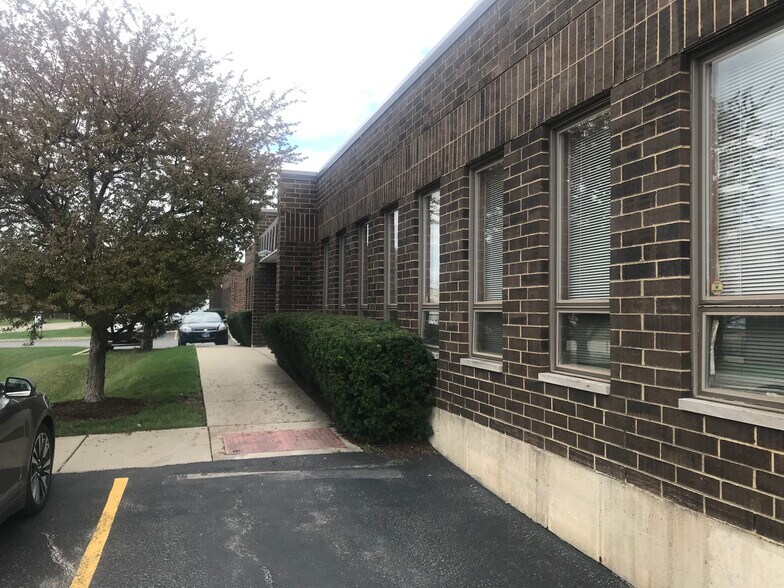 More Photos Of 1355 Wilhelm Rd, Mundelein Warehouse For Lease