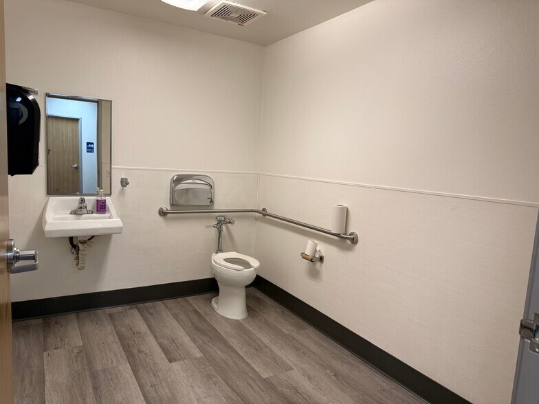 More Photos Of 709 E Cedar St, Ontario Warehouse For Lease