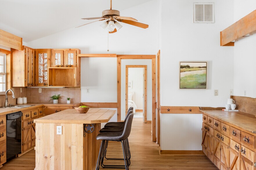 More Photos Of 9695 US-290 Hwy, Hye Land For Sale