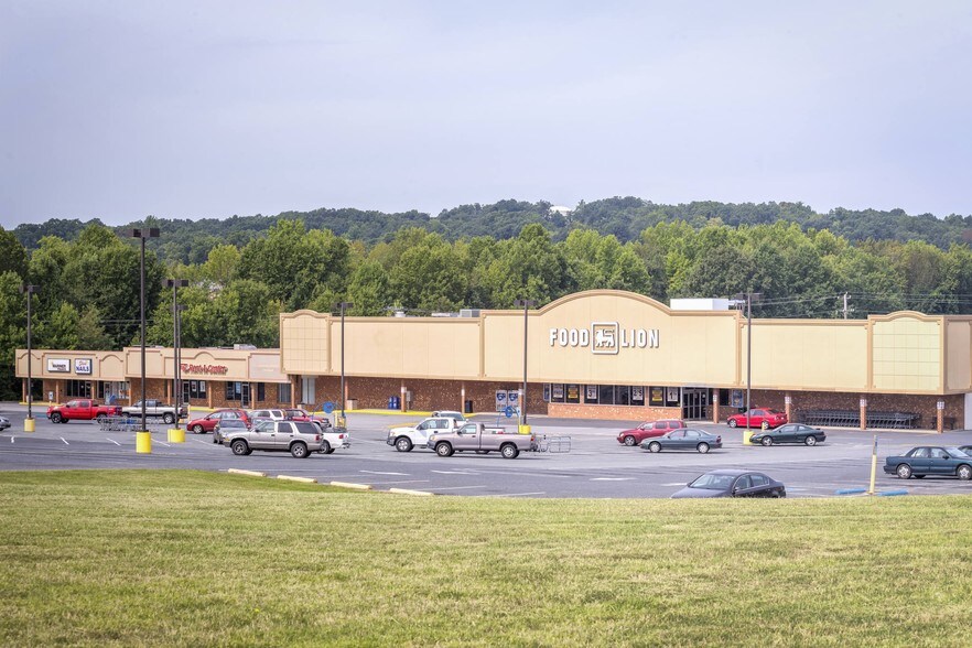 Primary Photo Of 1313-1325 E Dixie Dr, Asheboro General Retail For Lease