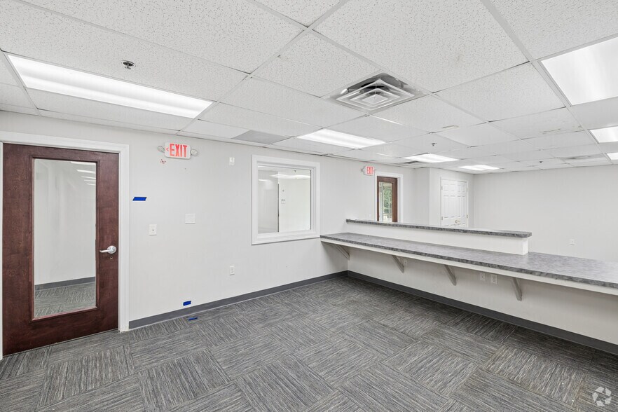 More Photos Of 190 N Evergreen Ave, Woodbury Office For Sale