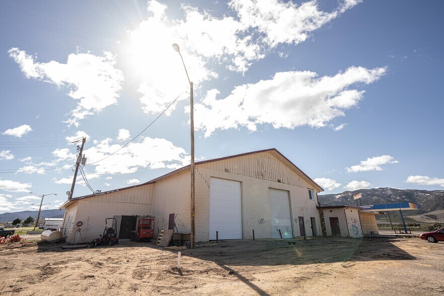 More Photos Of 225 N Highway 91, Summit Service For Lease