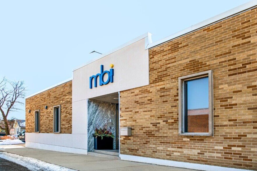 More Photos Of 227 W Judd St, Woodstock Office For Sale