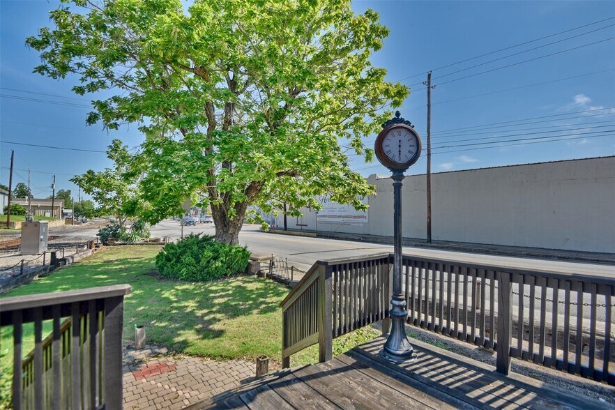 More Photos Of 214 S Austin St, Brenham Office Residential For Lease