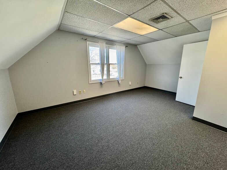More Photos Of 567-575 E Main Rd, Middletown Freestanding For Lease