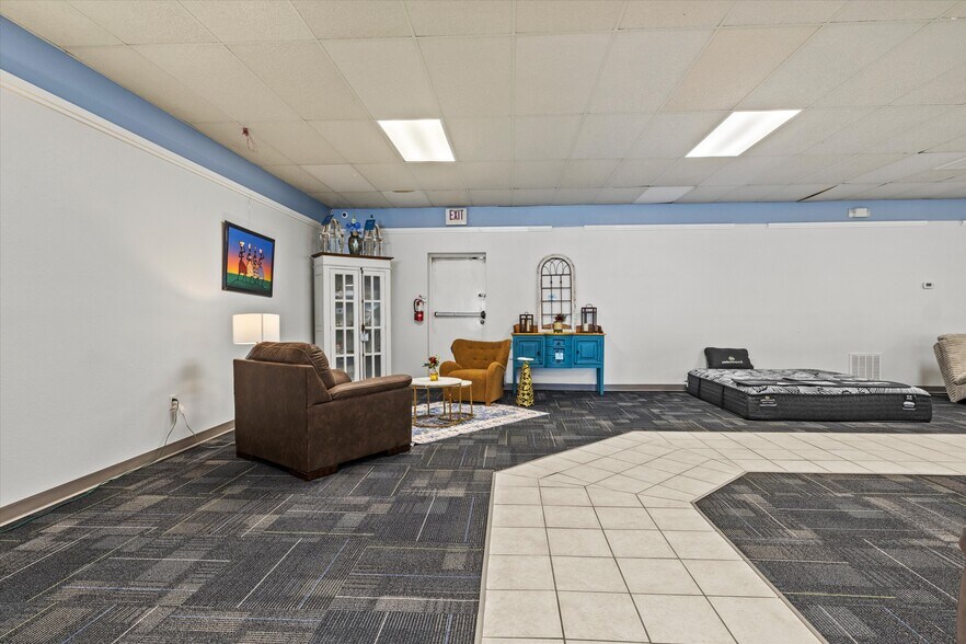 More Photos Of 304 W Jefferson St, Quincy Freestanding For Sale