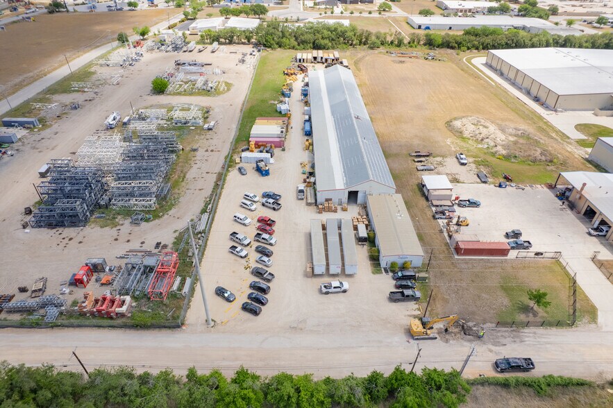 More Photos Of 2511 N Heideke St, Seguin Industrial For Sale